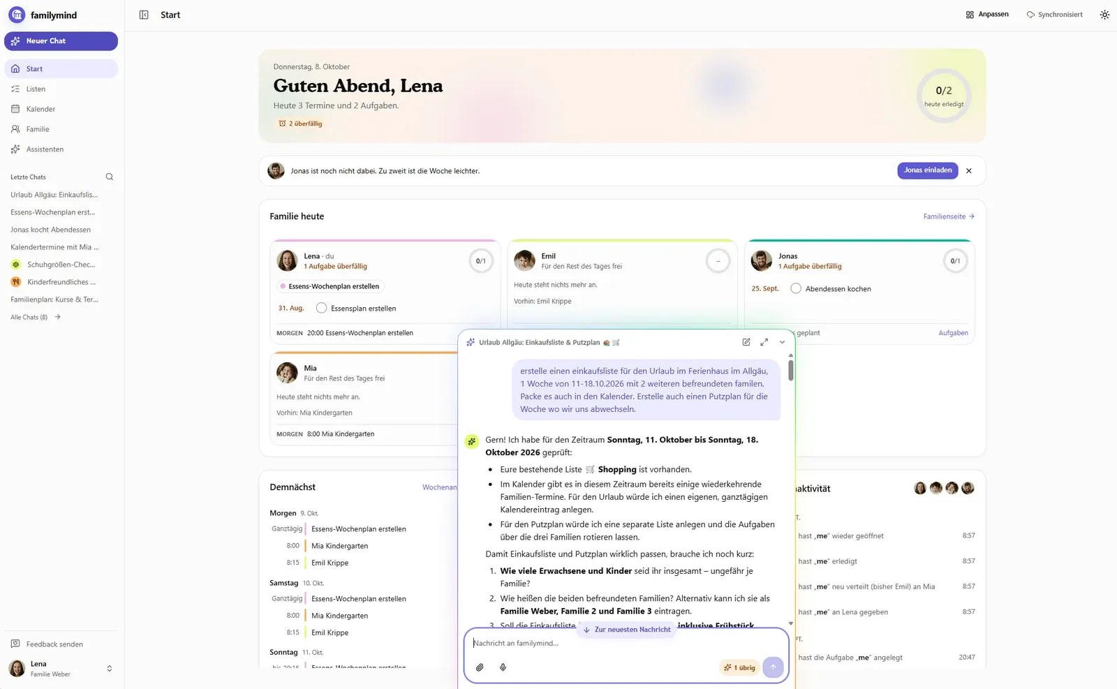 Der Chat „familymind fragen“ öffnet sich über dem Startbildschirm und plant eine Einkaufsliste und einen Putzplan für einen Urlaub mit drei Familien
