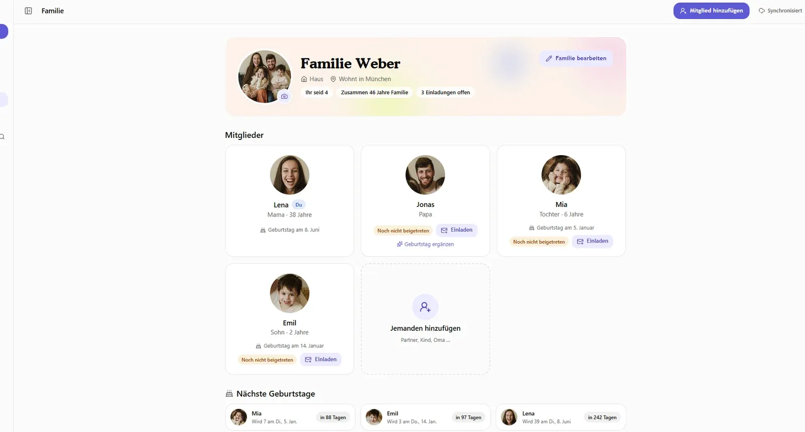 Die Familienseite in der familymind Web-App: Familie Weber mit Familienfoto, „Ihr seid 4“ und „Zusammen 46 Jahre Familie“, dazu die vier Mitglieder mit Alter und Geburtstag und darunter die nächsten Geburtstage mit Countdown