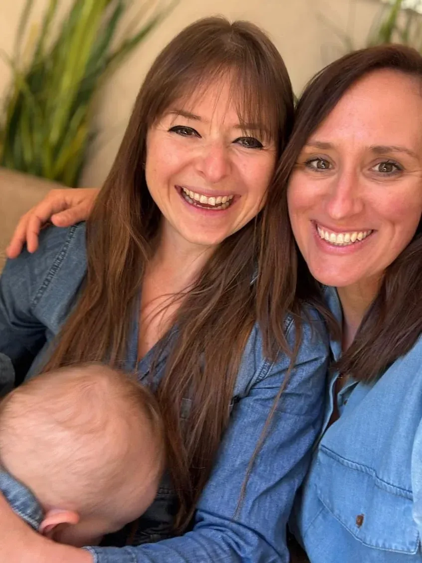 Rosa und Andrea, Begleiterinnen von The Mental Load Shift, mit einem Baby